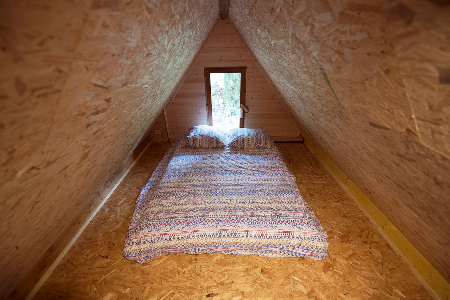 chambre et lit à l'étage cabane sur pilotis