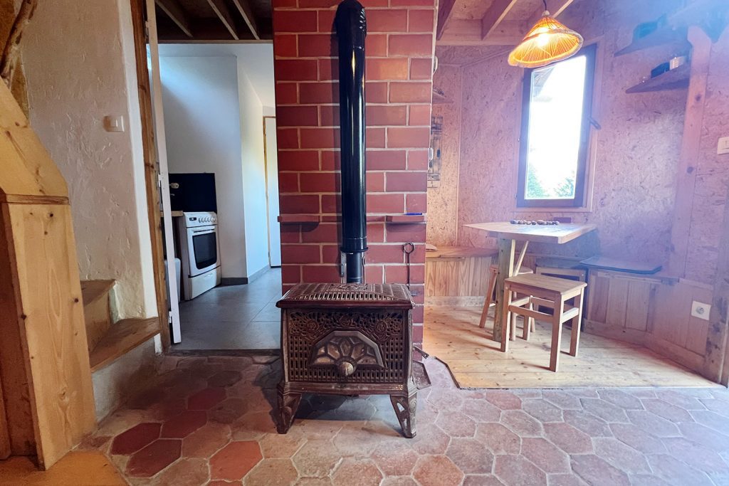 poêle à bois salon cabane a thy