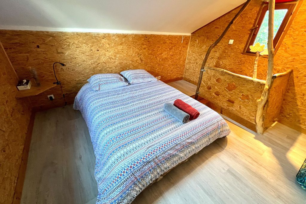 chambre et lit cabane a thy