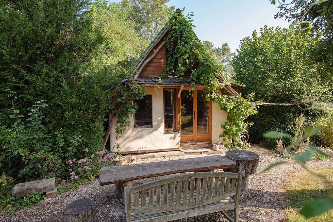 cabane en bois dans la nature