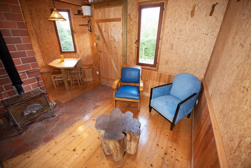 salon et fauteuils cabane en bois
