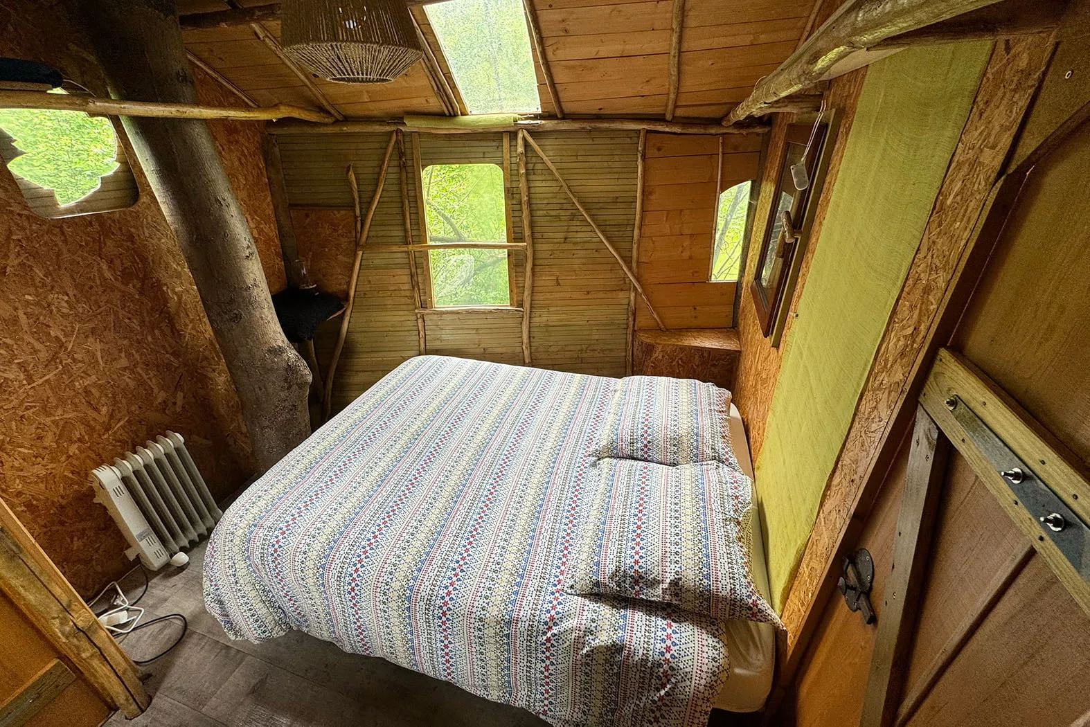 lit cabane dans les arbres