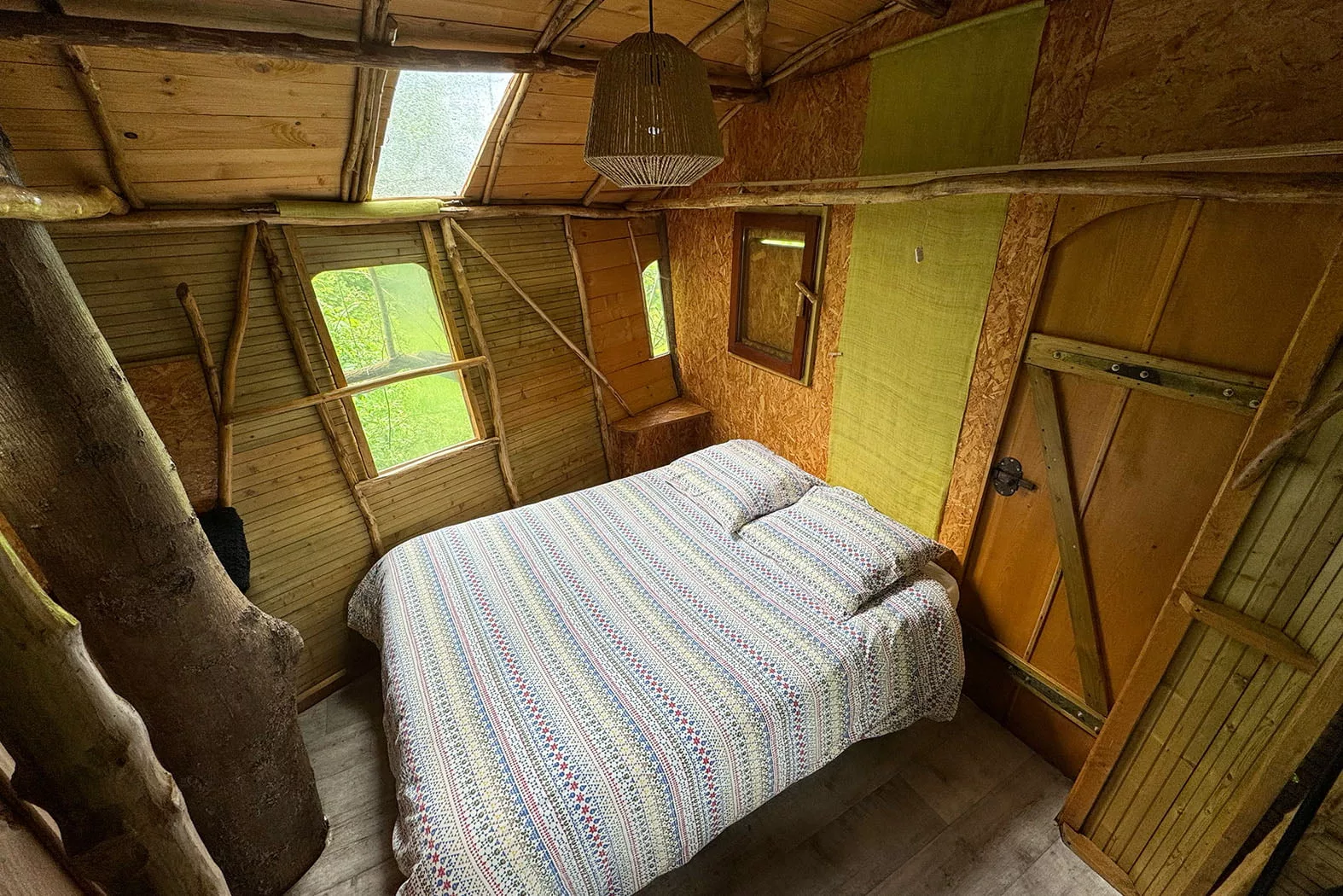 lit cabane dans les arbres