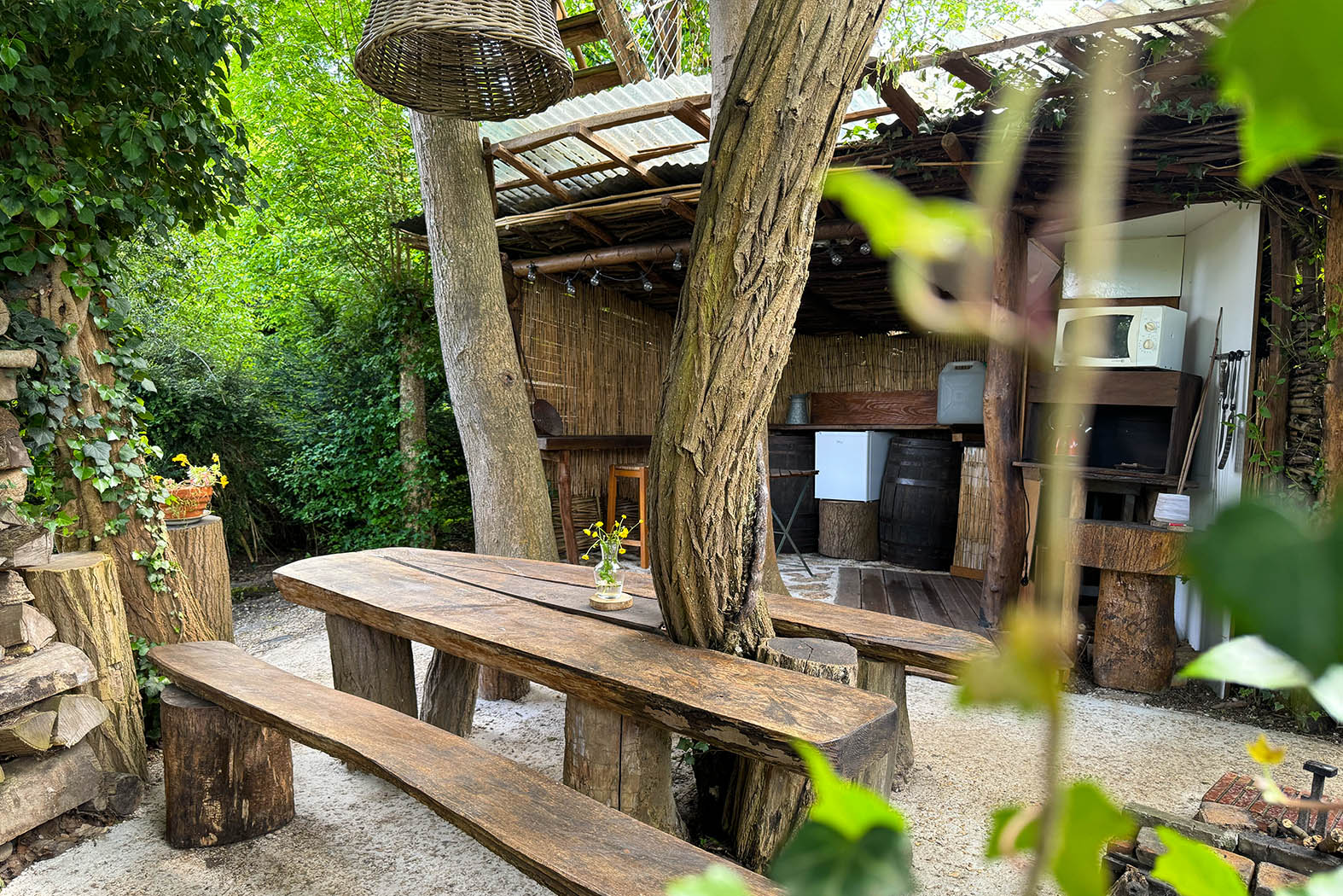 table extérieur cabane dans les arbres