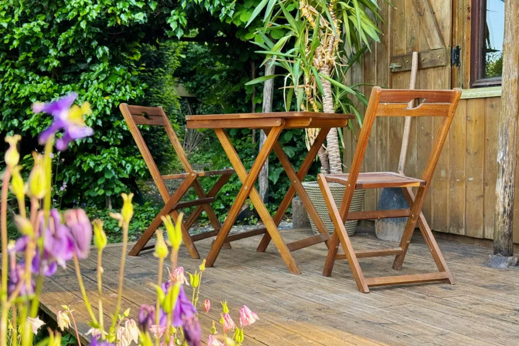 terrasse et table extérieure cabane a thy