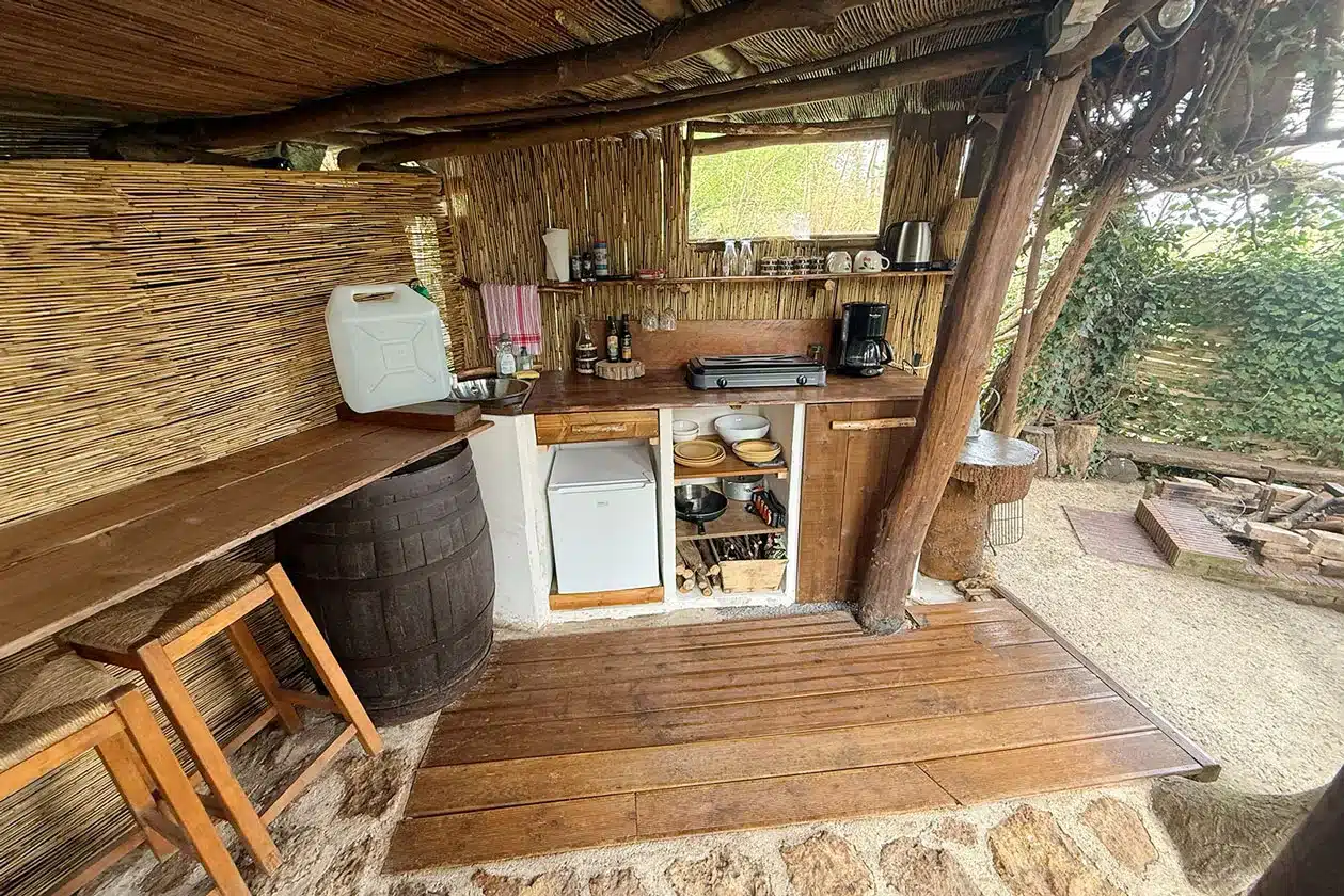 espace-exterieur-sous-la-cabane-dans-les-arbres-jpg